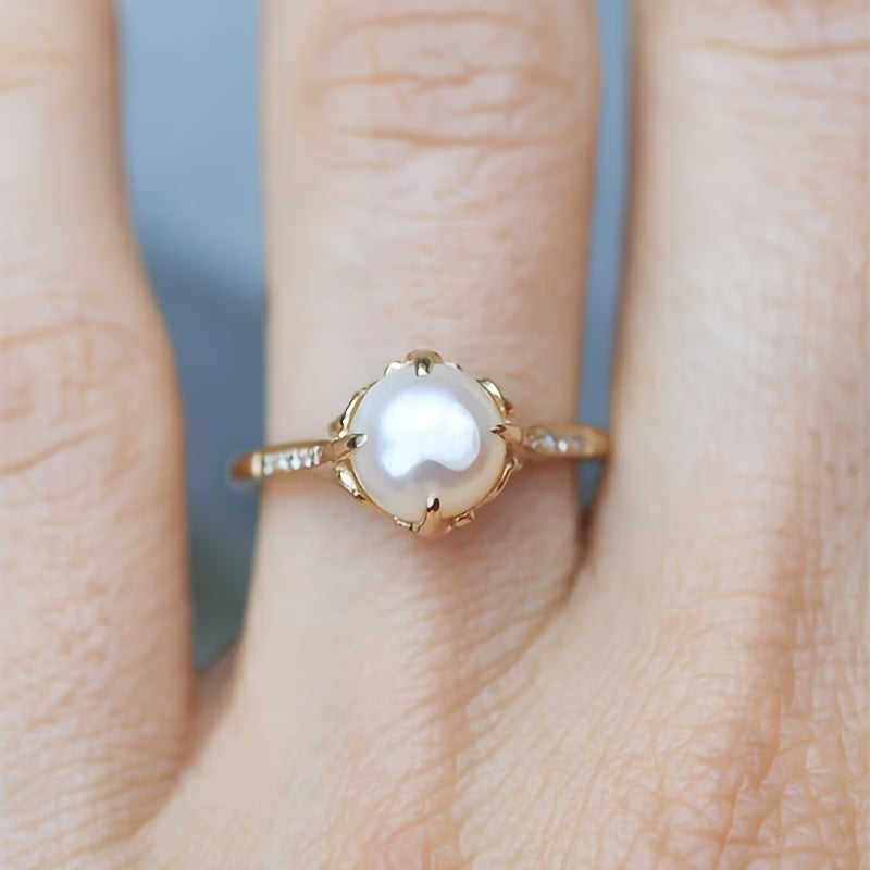 Delicato anello di perle e cristalli