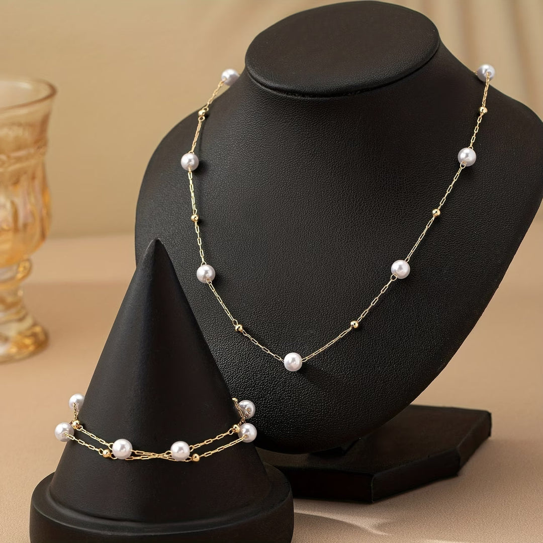 Set di gioielli con delicate collane di perle