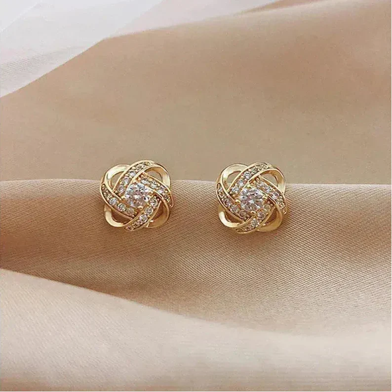 Goldene Ohrringe in spiralförmigem Blumendesign mit Kristallen