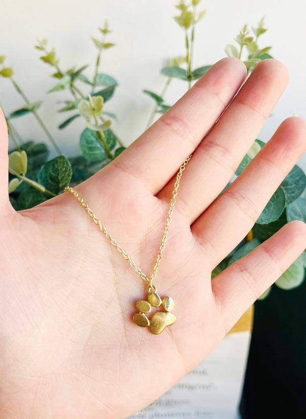Collana con ciondolo a forma di zampa dorata