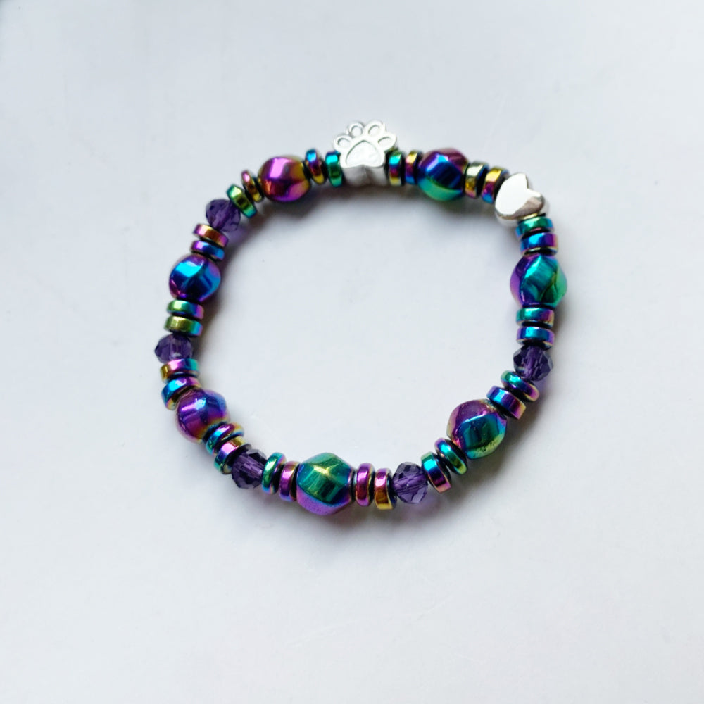 Bracelet avec un pendentif en forme de patte