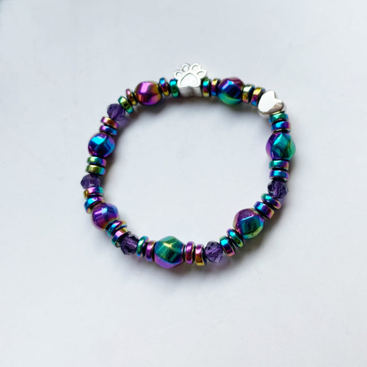 Bracelet avec un pendentif en forme de patte