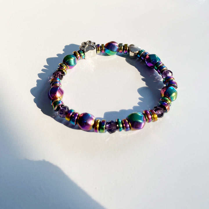 Bracelet avec un pendentif en forme de patte