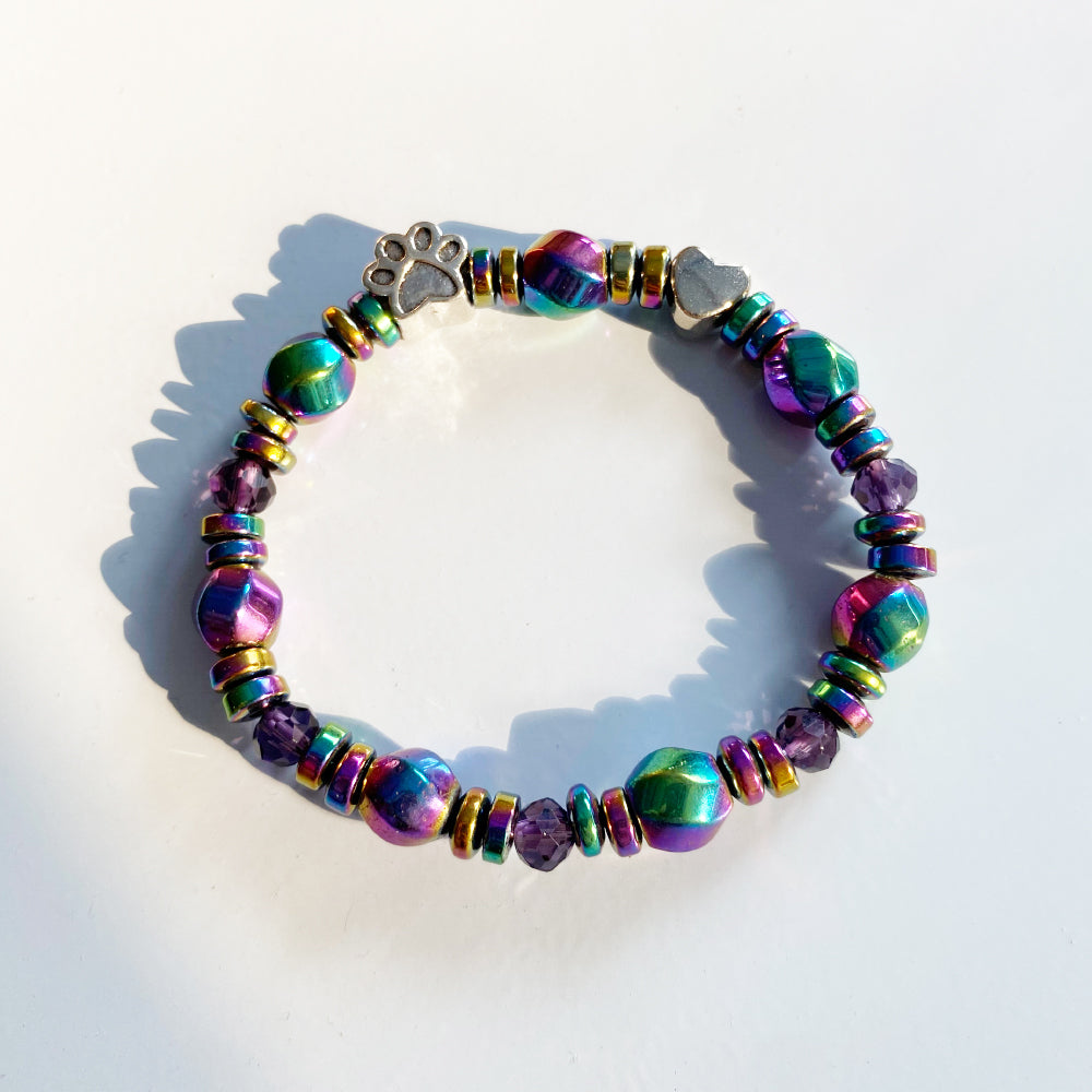 Bracelet avec un pendentif en forme de patte