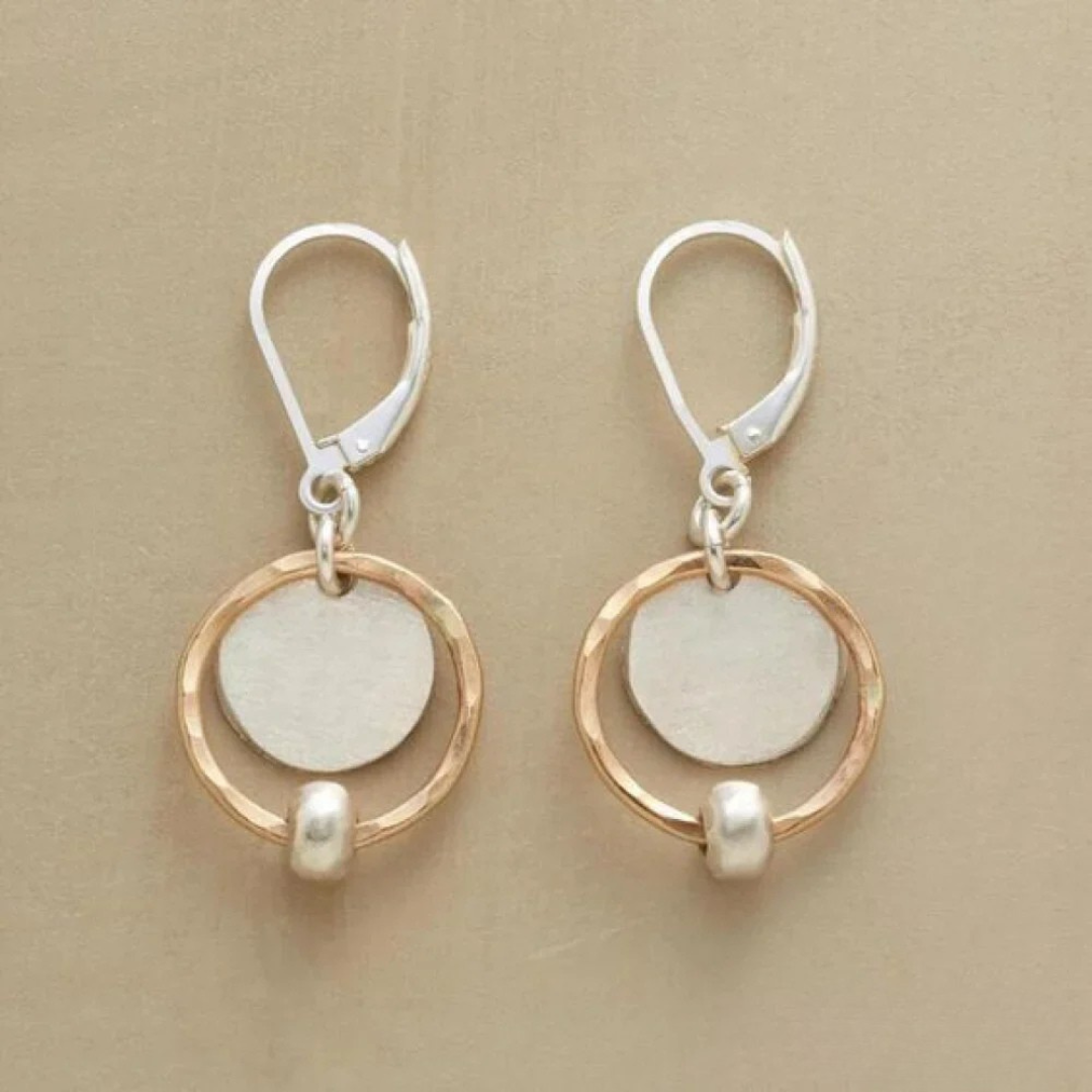 Schicke Ohrringe aus Gold und Silber mit Perlen