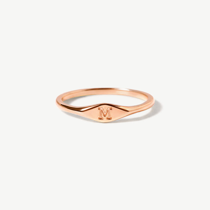 Anello con iniziale sottile