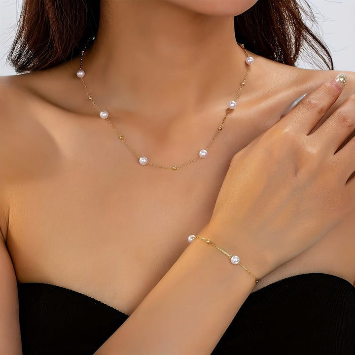 Set di gioielli con delicate collane di perle