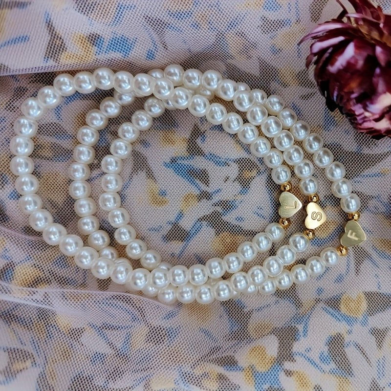 Elegante bracciale con iniziale a forma di cuore (A-Z)