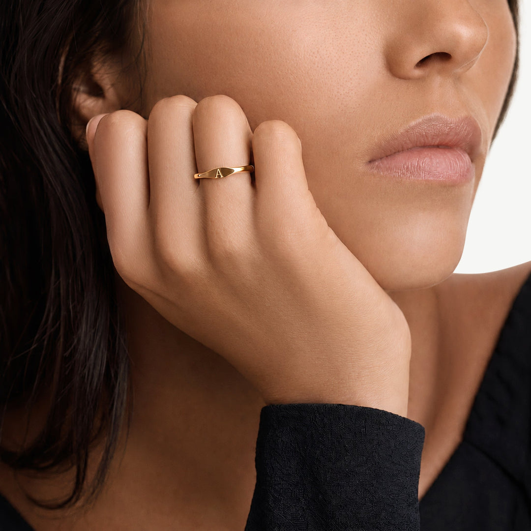Anello con iniziale sottile