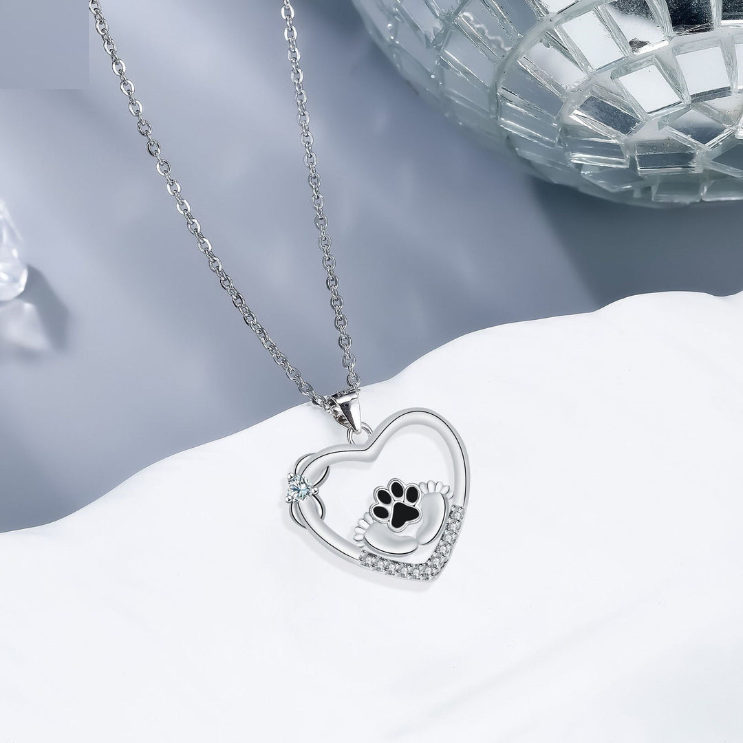 Collier avec pendentif patte et zircone