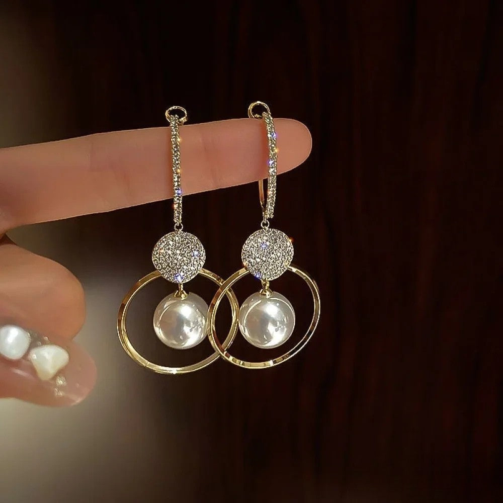 Boucles d'oreilles élégantes avec perles de culture et zircons étincelants
