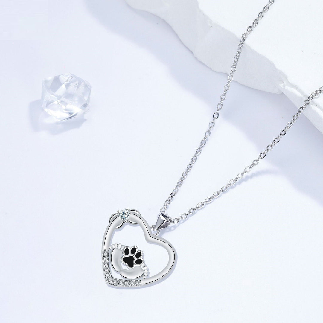 Collier avec pendentif patte et zircone