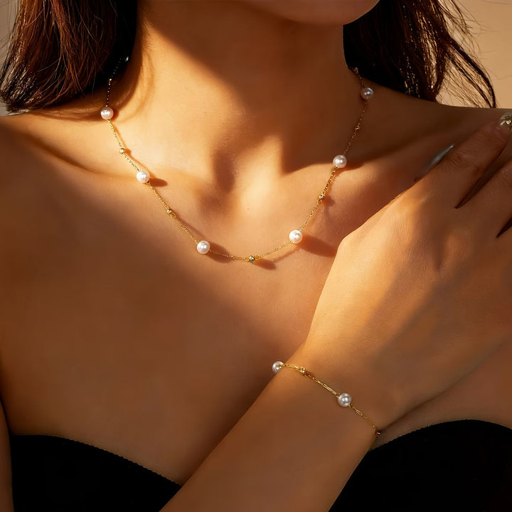 Set di gioielli con delicate collane di perle