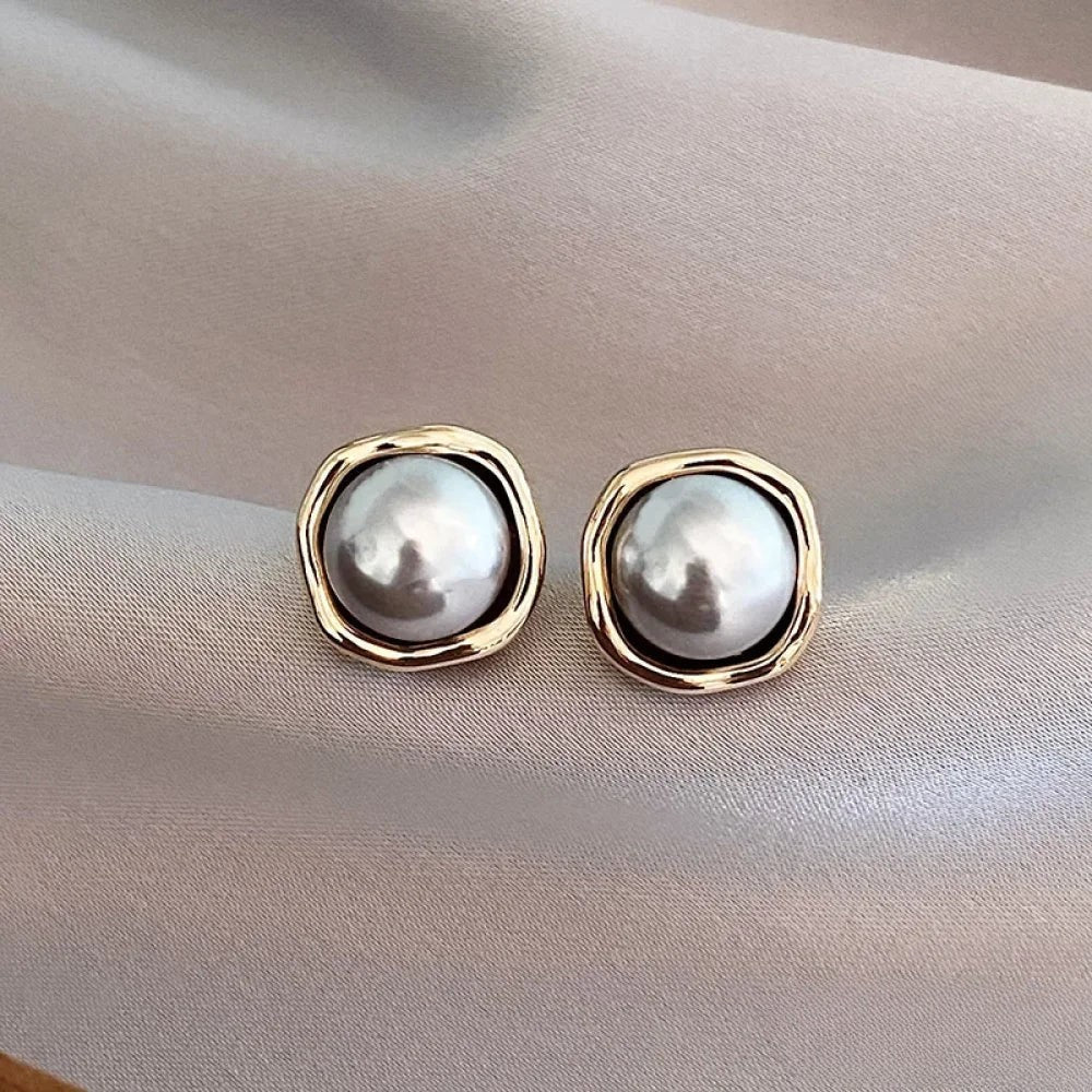 Eleganti orecchini di perle neri