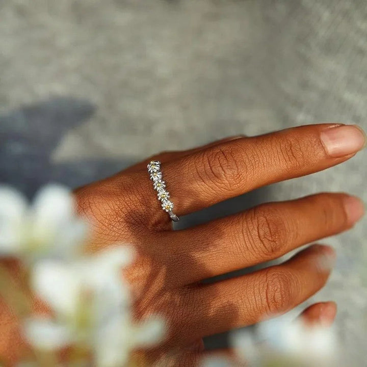 Anello regolabile in argento con primula smaltata a mano