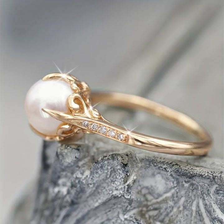 Delicato anello di perle e cristalli