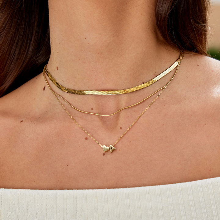 Collana con iniziale senza tempo e ciondolo a cuore