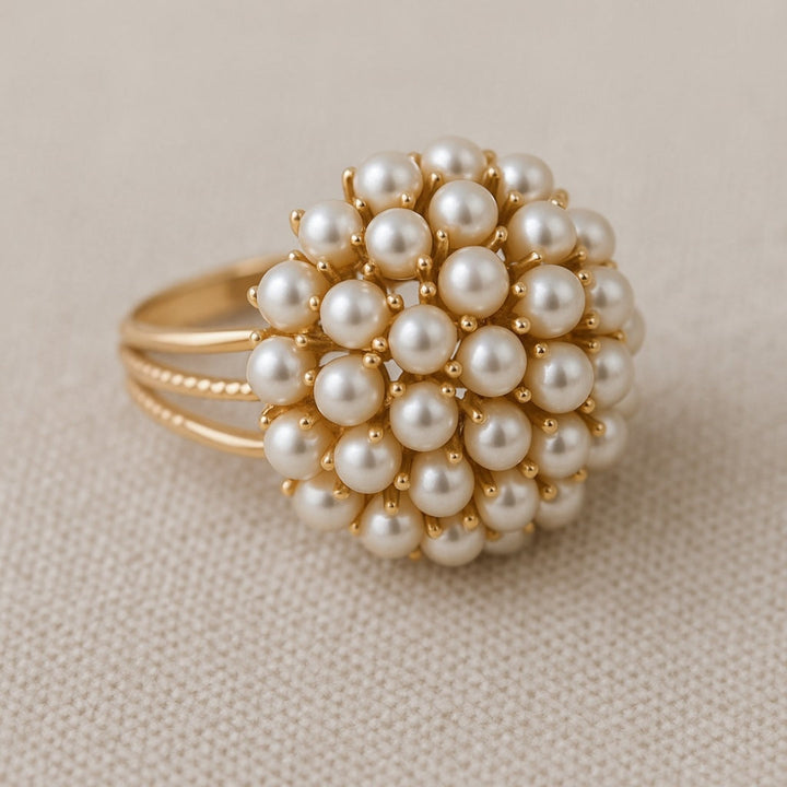 Bague en or avec perle incrustée classique
