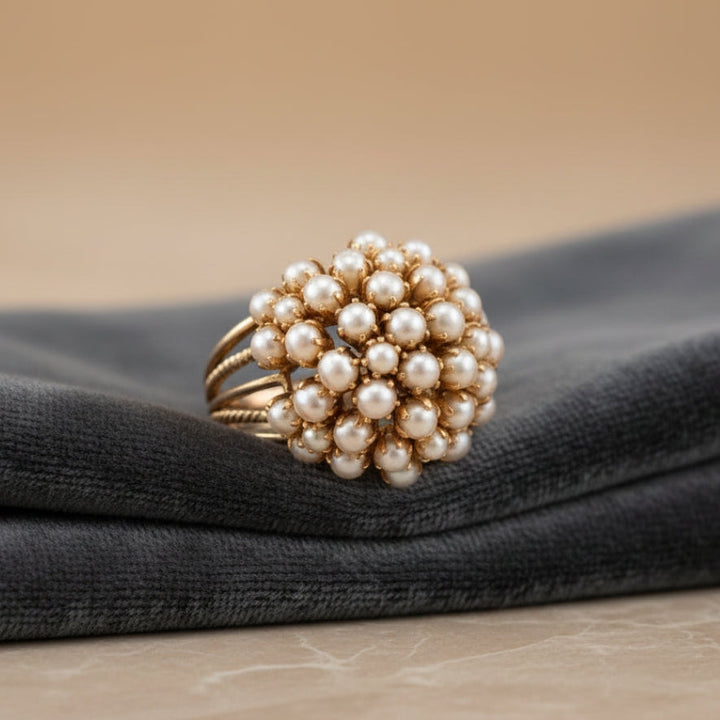 Bague en or avec perle incrustée classique