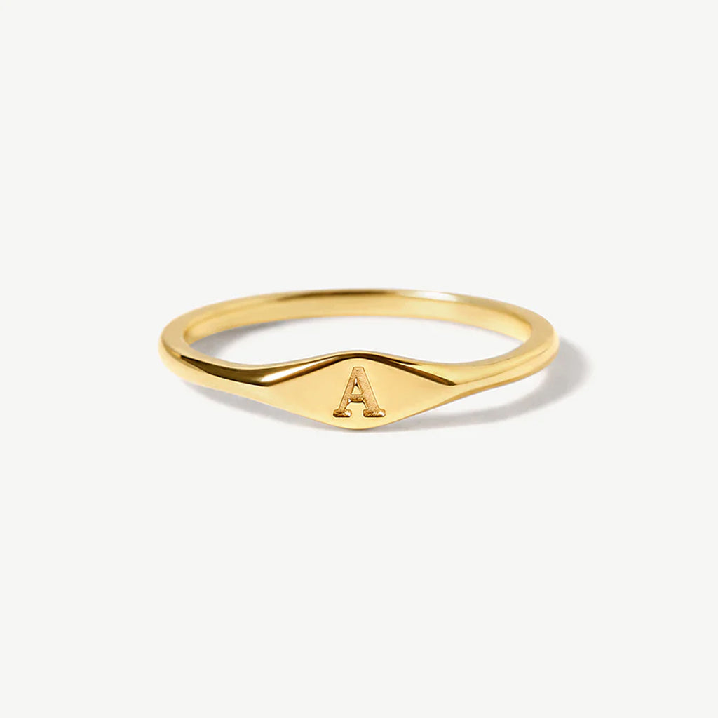 Anello con iniziale sottile