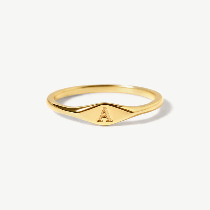 Anello con iniziale sottile