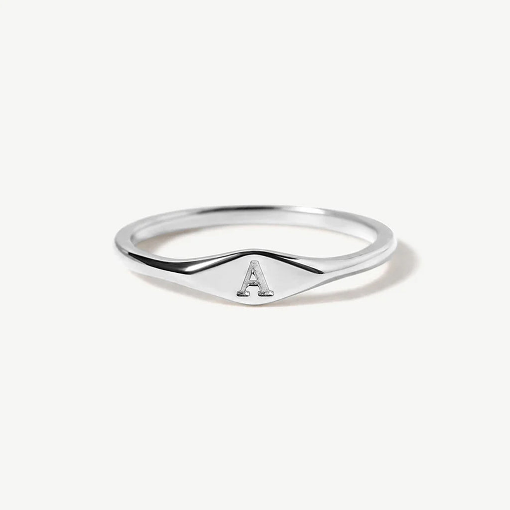 Anello con iniziale sottile