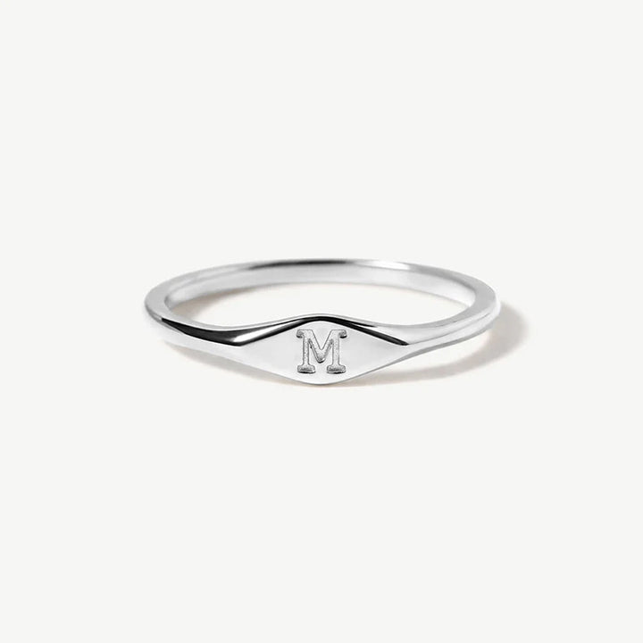 Anello con iniziale sottile