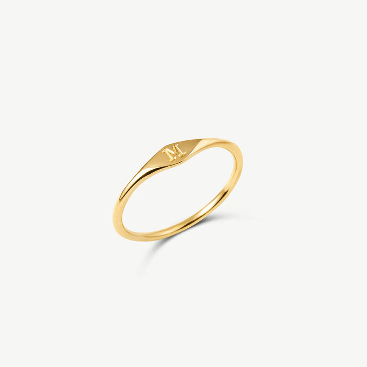 Anello con iniziale sottile