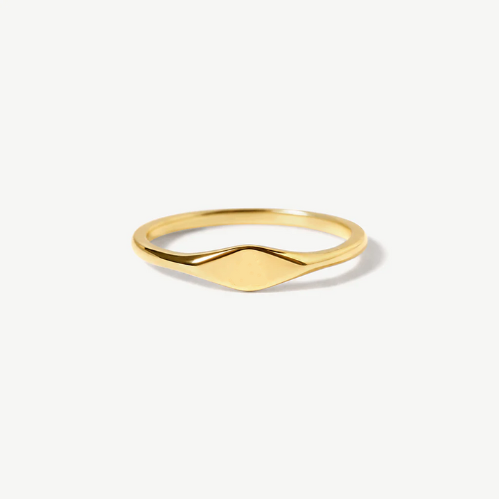Anello con iniziale sottile