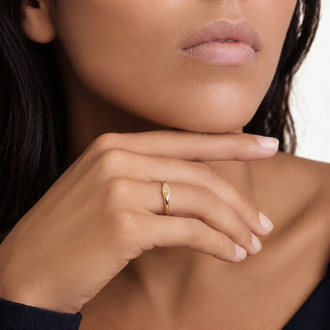 Anello con iniziale sottile