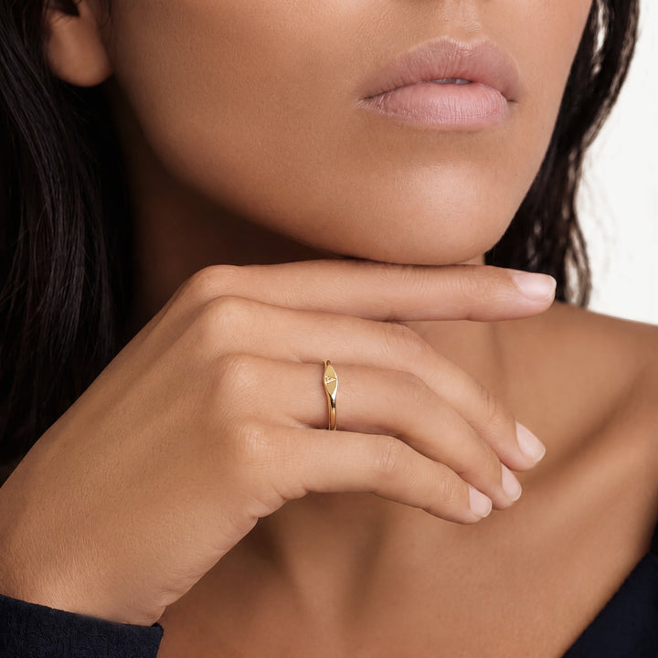 Anello con iniziale sottile