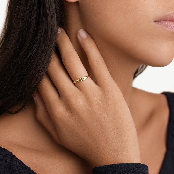 Anello con iniziale sottile