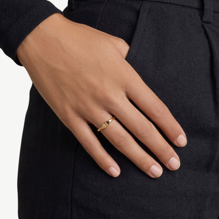 Anello con iniziale sottile