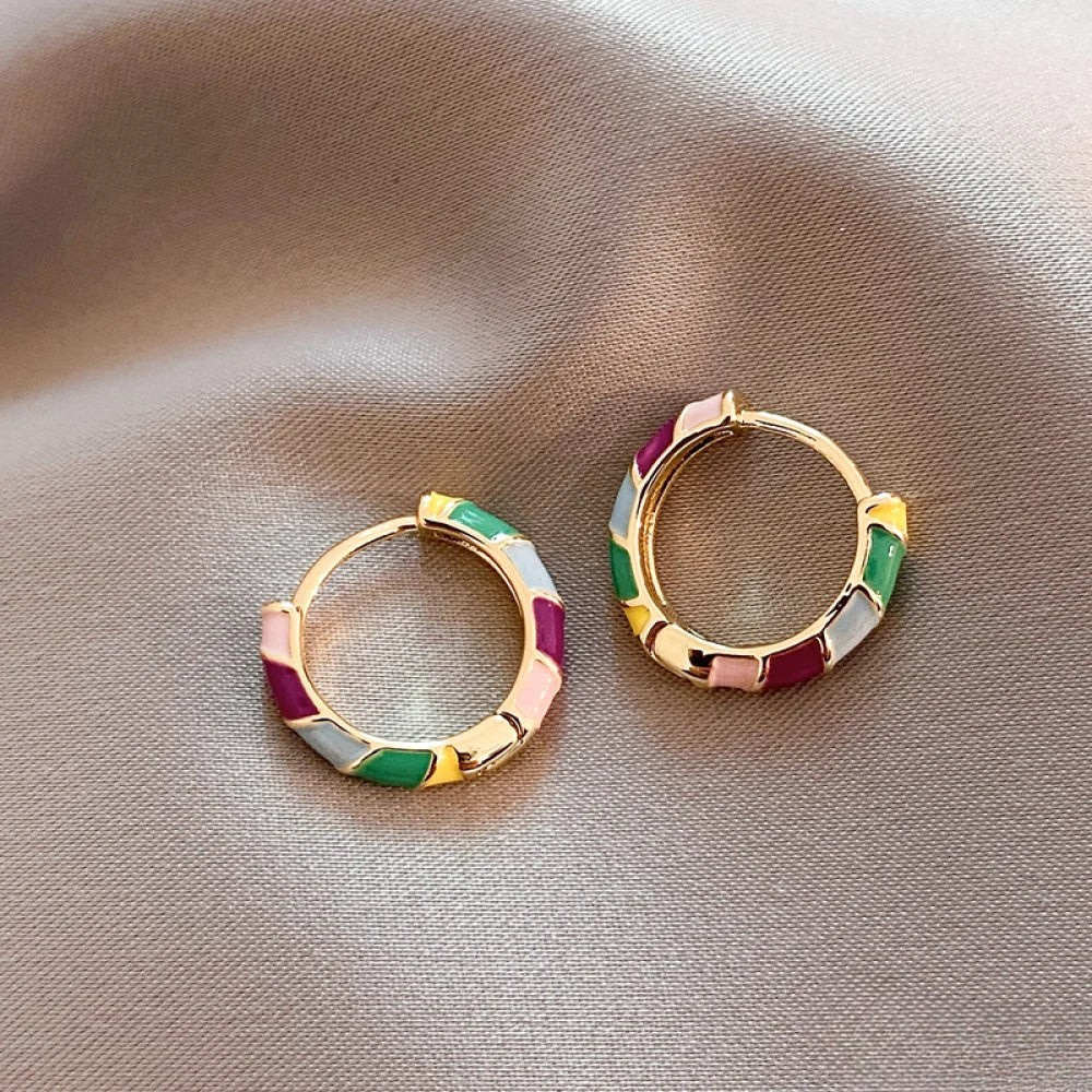 Eleganti orecchini in oro con smalto colorato