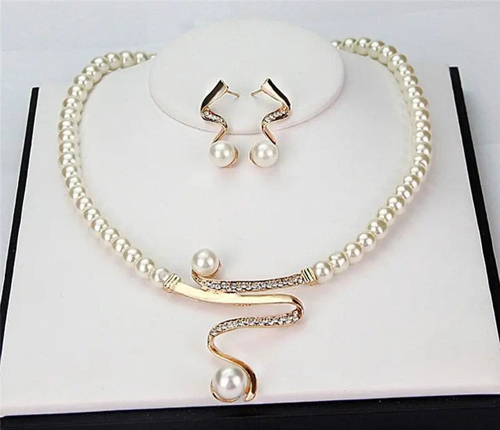 Ensemble collier et boucles d'oreilles avec perles naturelles