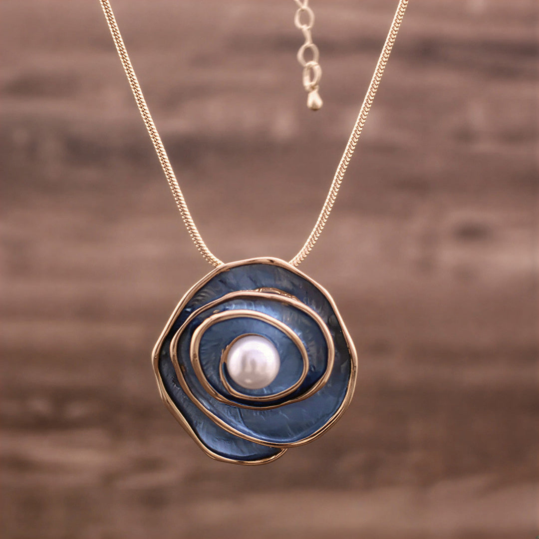 Élégant collier de perles bleues