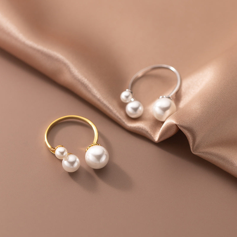 Anello regolabile con tre perle d'acqua dolce