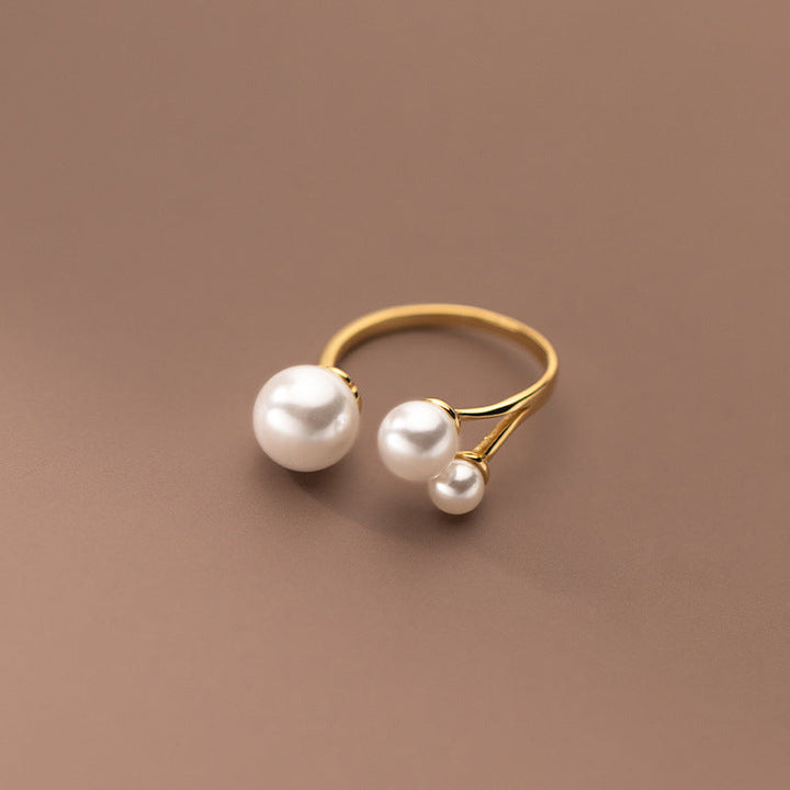 Anello regolabile con tre perle d'acqua dolce