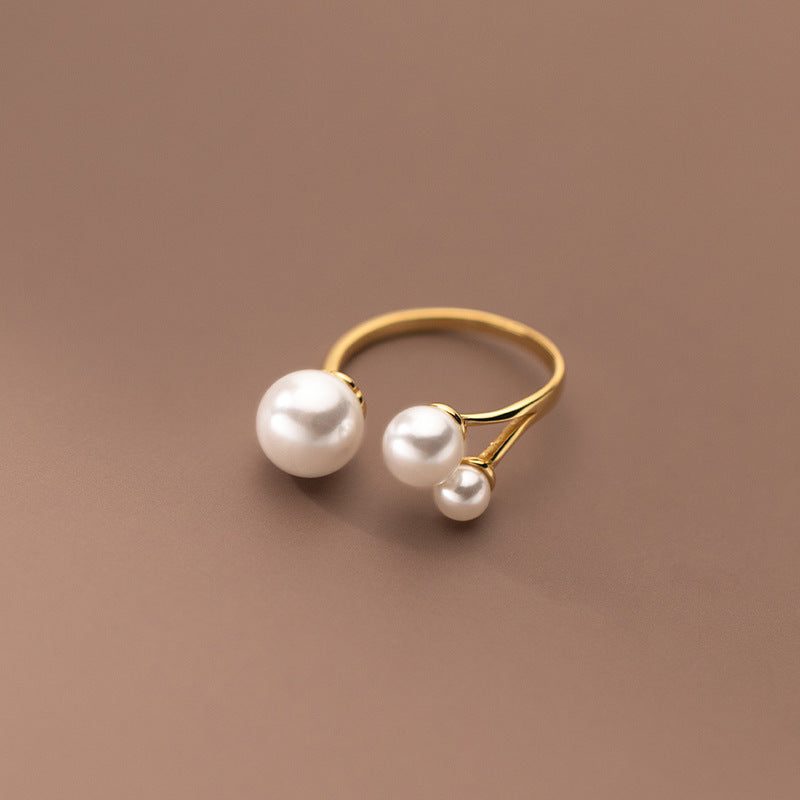 Élégante bague ornée d'un trio de perles