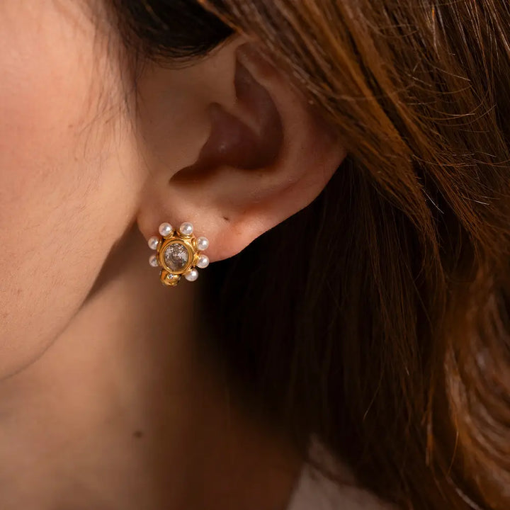 Eleganti orecchini in oro con perla