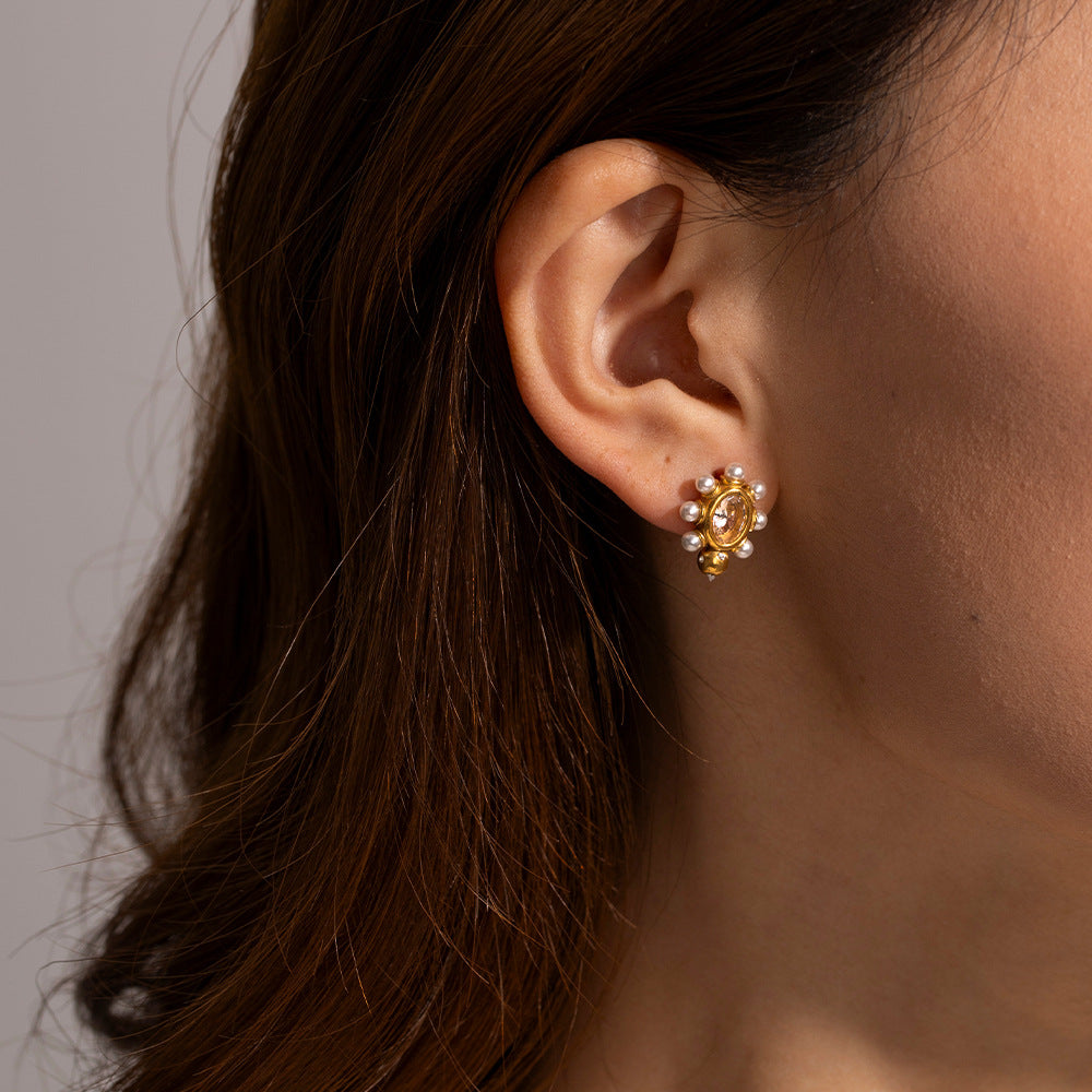 Eleganti orecchini in oro con perla
