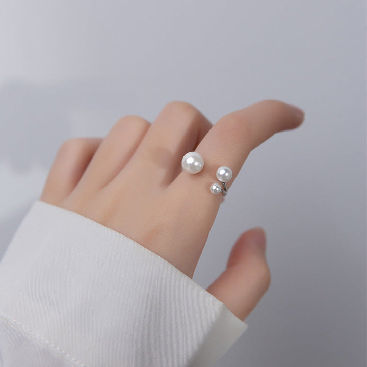 Anello regolabile con tre perle d'acqua dolce