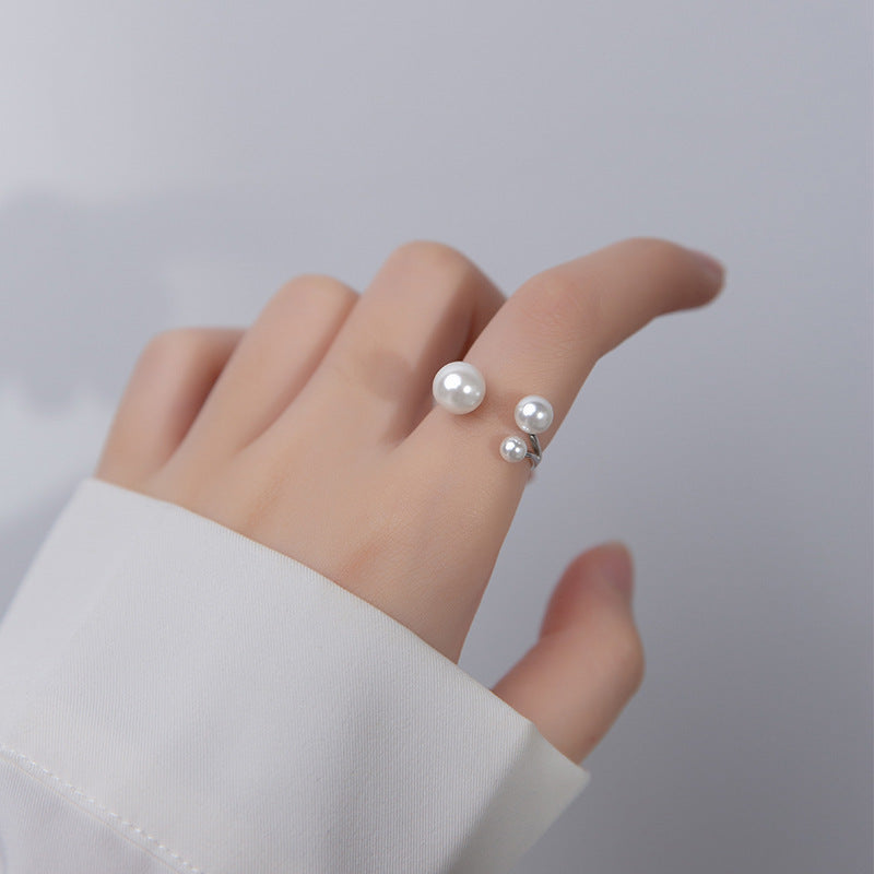 Élégante bague ornée d'un trio de perles