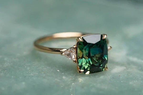 Anello in oro con pietra di ispirazione vintage