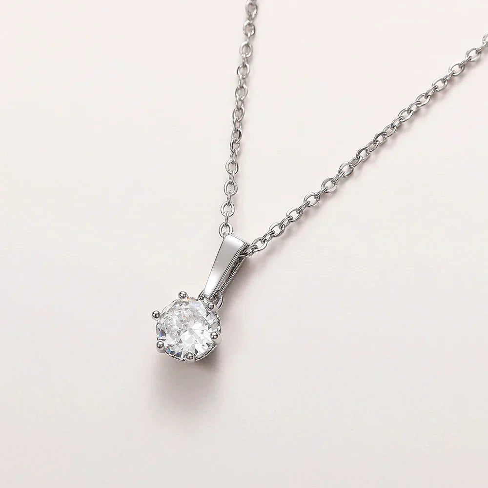 Collier classique avec pendentif en oxyde de zirconium