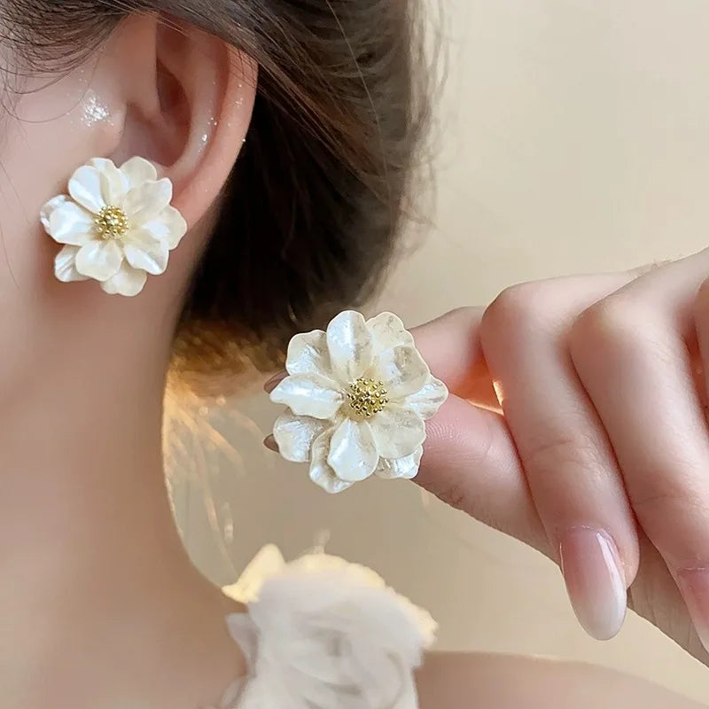 Orecchini chic con bottoni in acrilico bianco