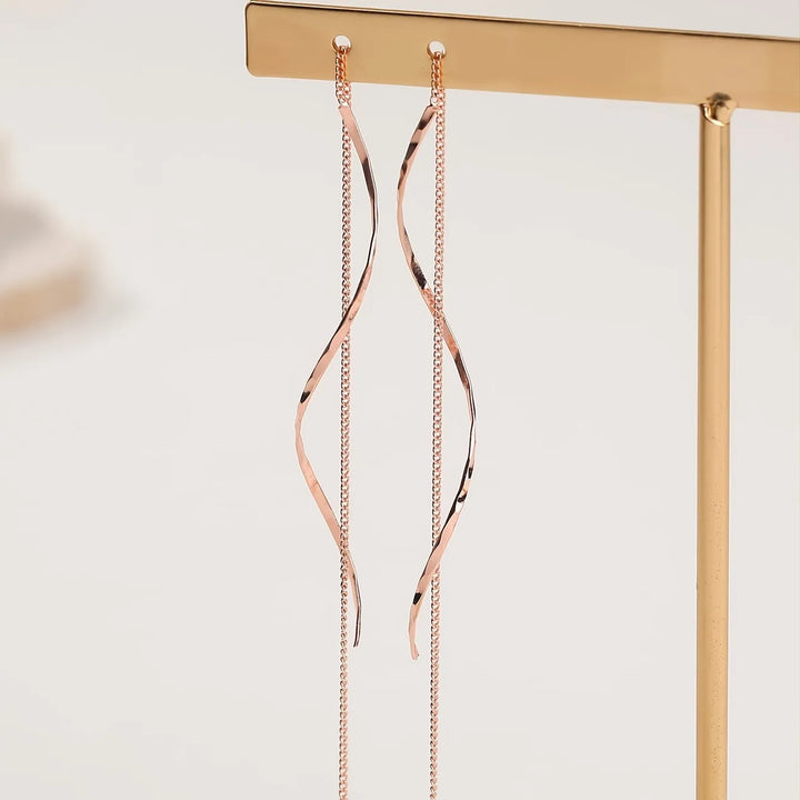 Lange Ohrringe mit Wellen-Design