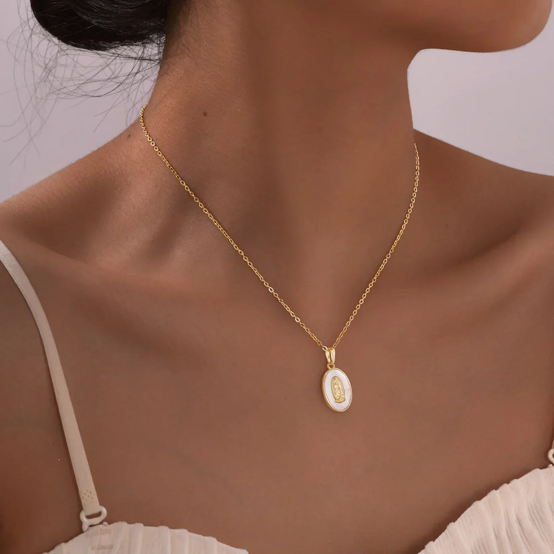Collier en or avec pendentif ovale de la Vierge