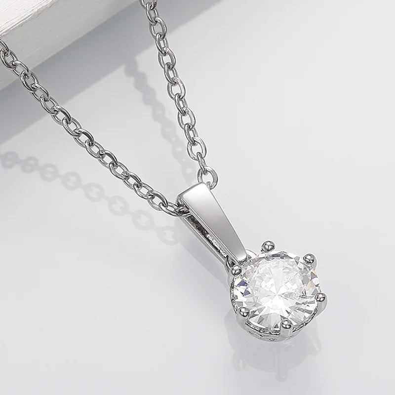 Collier classique avec pendentif en oxyde de zirconium