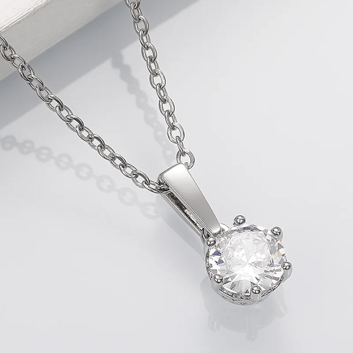 Collier classique avec pendentif en oxyde de zirconium